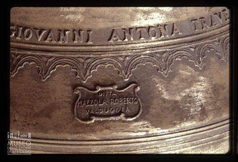 Particolare di una campana nella Fonderia Roberto Mazzola di Valduggia