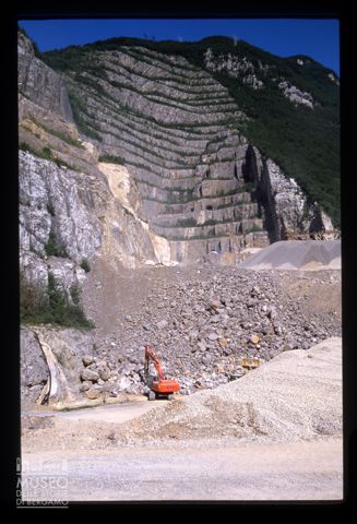 Le cave della cementeria di Zogno