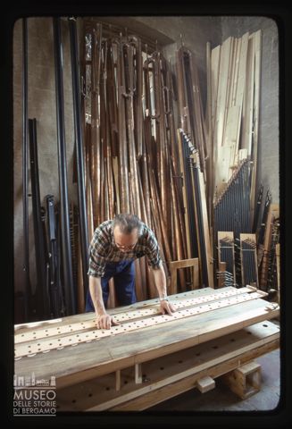 Artigiano all'opera nel laboratorio della Pontificia Fabbrica d'Organi Giovanni Tamburini di Crema