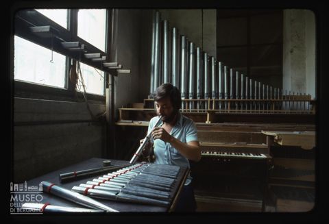 Artigiano all'opera nel laboratorio della Pontificia Fabbrica d'Organi Giovanni Tamburini di Crema