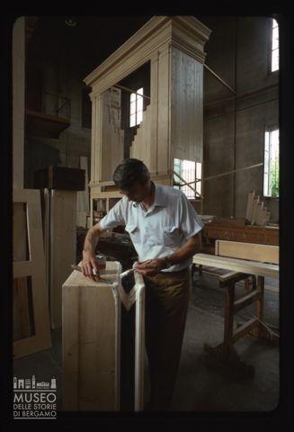 Artigiano all'opera nel laboratorio della Pontificia Fabbrica d'Organi Giovanni Tamburini di Crema