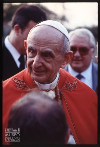 Ritratto di Papa Paolo VI durante la visita alla scuola professionale San Paolo di Roma
