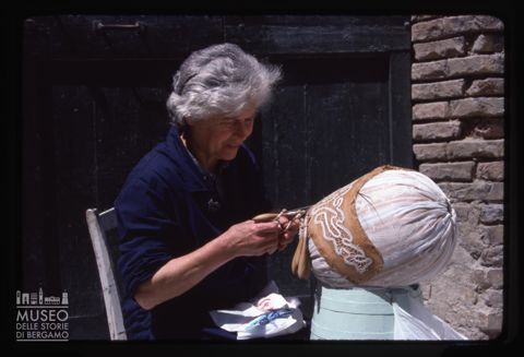 Ricamatrice al tombolo a Offida