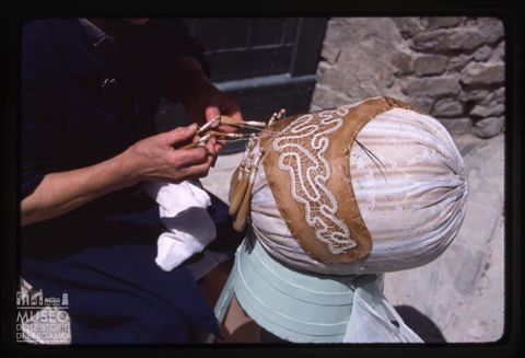 Ricamatrice al tombolo a Offida