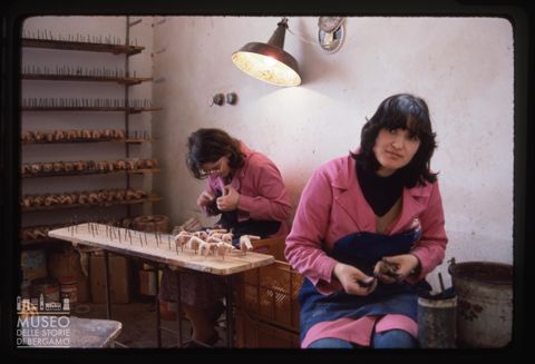 Un laboratorio di produzione di pipe nelle Marche