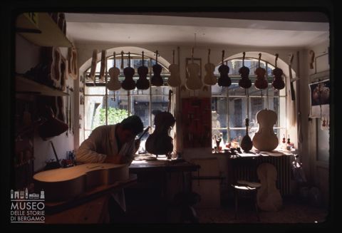 La bottega di un liutaio a Cremona