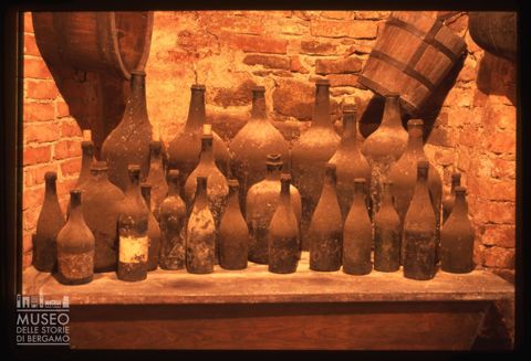 La collezione di bottiglie di vino nel Museo Renato Ratti a La Morra
