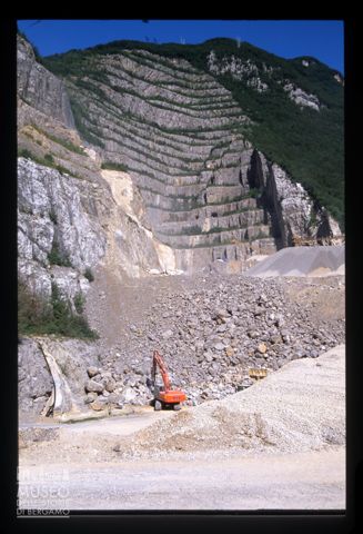 Le cave della cementeria di Zogno