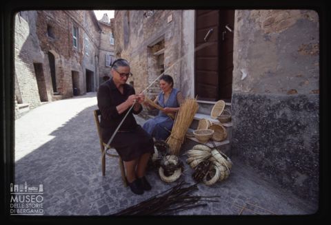 Artigiane ad Acquaviva Picena