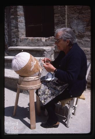 Ricamatrice al tombolo ad Offida