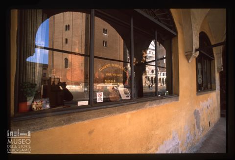 La vetrina di un negozio di archi a Cremona