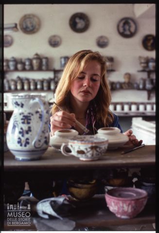 Artigiana in un laboratorio di ceramiche a Deruta