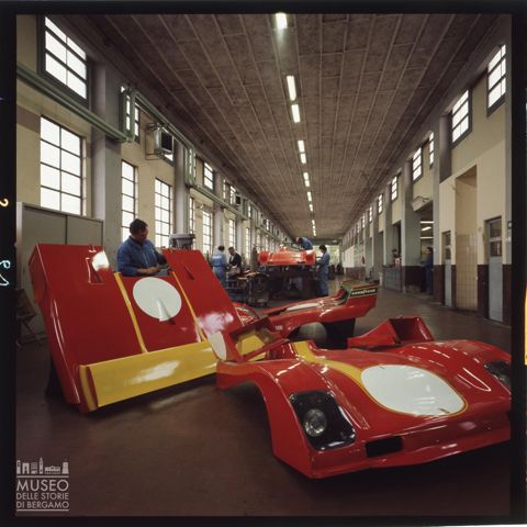 La riparazione di una Ferrari 312 P nello stabilimento di Maranello