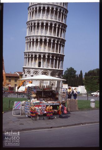 Bancarella di souvenir a Pisa