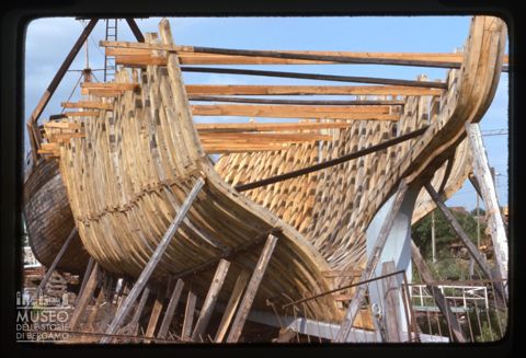 Peschereccio in costruzione a Civitanova Marche