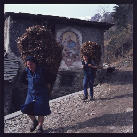 Scena di vita quotidiana a Ornica