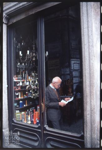 La vetrina di un negozio di ferramenta