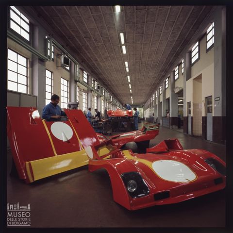 La riparazione di una Ferrari 312 P nello stabilimento di Maranello