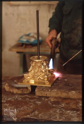 Nella bottega di un cesellatore a Cantù