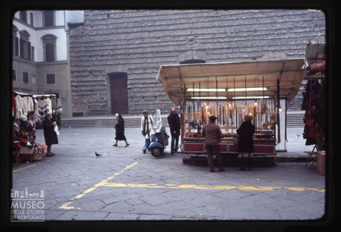 Mercato nella piazza San Lorenzo a Firenze