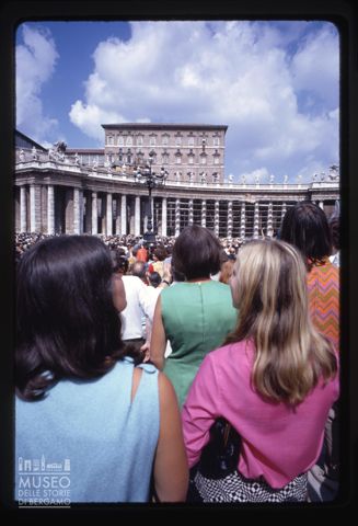 Fedeli in piazza San Pietro per la preghiera dell'Angelus