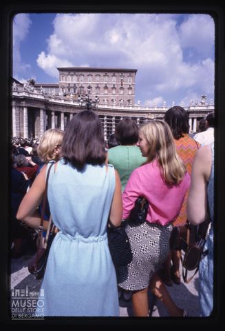 Fedeli in piazza San Pietro per la preghiera dell'Angelus