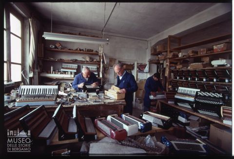 Un laboratorio di produzione di fisarmoniche a Castelfidardo