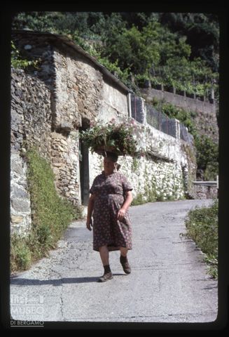 Una signora che trasporta un cesto a Vernazza