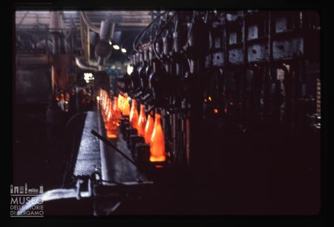 Stabilimento per la produzione di bottiglie di vetro a Càrcare