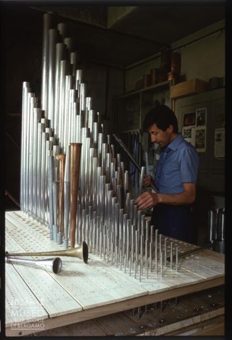 Artigiano all'opera nel laboratorio della Pontificia Fabbrica d'Organi Giovanni Tamburini di Crema