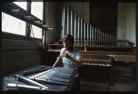 Artigiano all'opera nel laboratorio della Pontificia Fabbrica d'Organi Giovanni Tamburini di Crema