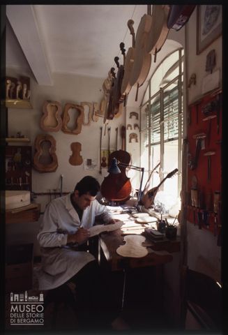 La bottega di un liutaio a Cremona