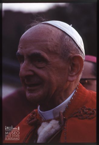 Ritratto di papa Paolo VI durante la visita alla scuola professionale San Paolo di Roma