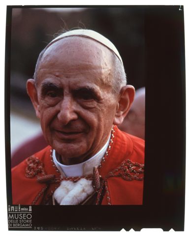 Ritratto di papa Paolo VI durante la visita alla scuola professionale San Paolo di Roma