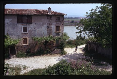 Cascina in riva a un fiume
