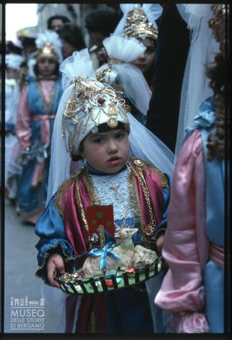 Bambina partecipante alla processione del Giovedì Santo a Marsala