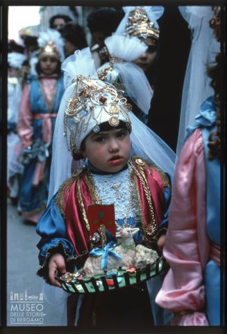 Bambina partecipante alla processione del Giovedì Santo a Marsala