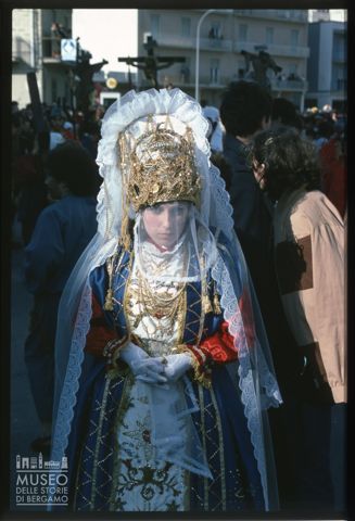 Ragazza partecipante alla processione del Giovedì Santo a Marsala