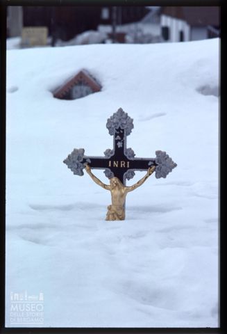 Crocifisso in un cimitero nel Bellunese