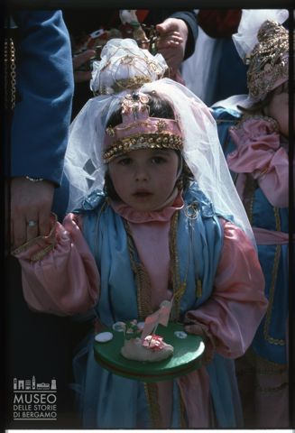 Bambina partecipante alla processione del Giovedì Santo a Marsala