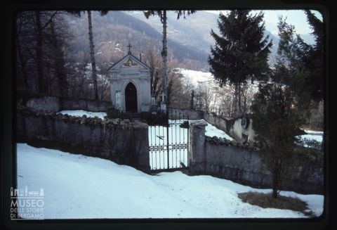 Cimitero sotto la neve