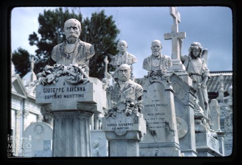Busti di naviganti nel Cimitero Monumentale di Lavagna