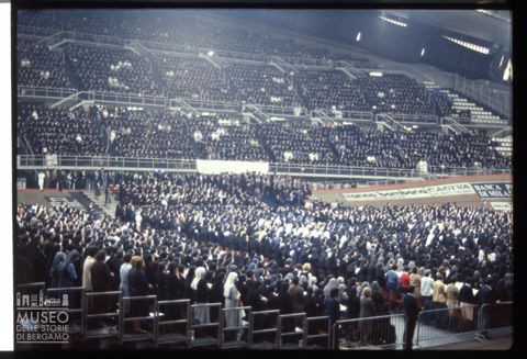 Giovanni Paolo II incontra le suore nel Palazzetto dello Sport di Milano