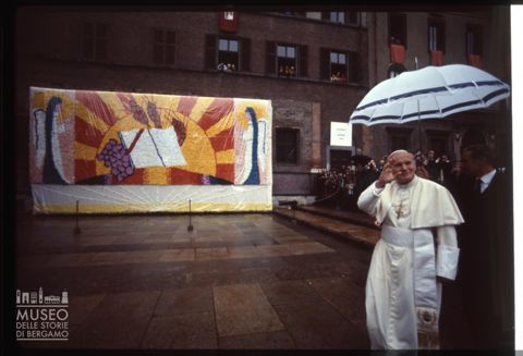 Giovanni Paolo II davanti alla Basilica di Sant'Ambrogio a Milano