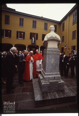 Giovanni Paolo II nel cortile della casa natale di papa Pio XI a Desio