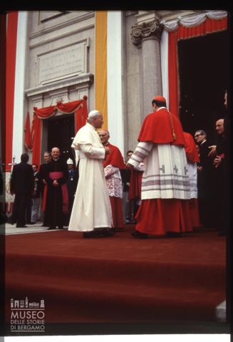 Giovanni Paolo II davanti alla basilica dei Santi Siro e Materno a Desio