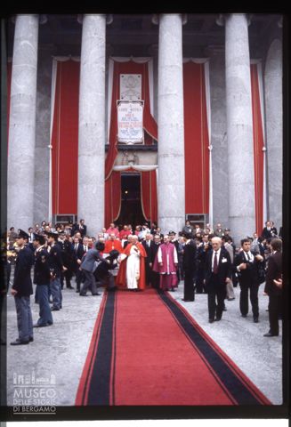 Giovanni Paolo II davanti alla basilica collegiata di San Giuseppe a Seregno