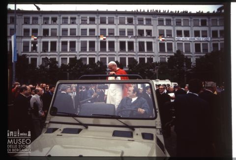 Giovanni Paolo II arriva in visita a Sesto San Giovanni