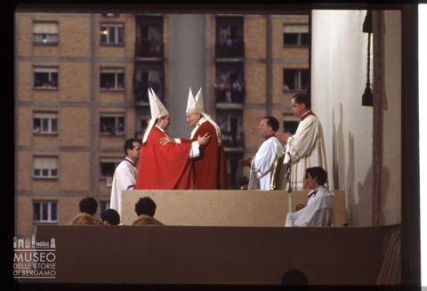 L'abbraccio tra papa Giovanni Paolo II e il cardinale Carlo Maria Martini al termine del 20° Congresso Eucaristico Nazionale a Milano