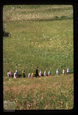 Bambini in un prato